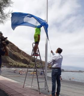Tacoronte: la playa de la Arena cumple su mayoría de edad en calidad y servicios al lucir su decimoctava Bandera Azul · foto 1