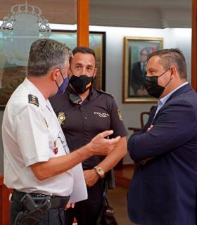 Arona se coordina con las fuerzas y cuerpos de seguridad en el inicio de nivel 4 de alerta para frenar la pandemia · foto 1