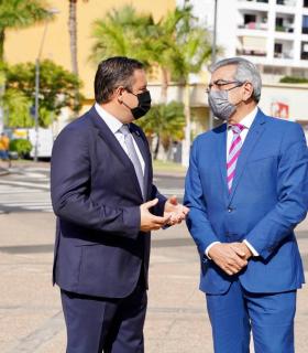 Mena celebra el compromiso de Rodríguez con los centros de salud de Las Galletas y Los Cristianos y el apoyo al puerto · foto 1