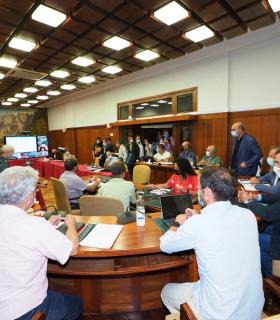 El presidente de Canarias anuncia que se ha evacuado a unas 5.000 personas y no se prevé desplazar a nadie más mientras las coladas de lava se dirijan hacia el mar · foto 4