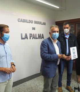 El presidente de Canarias anuncia que se ha evacuado a unas 5.000 personas y no se prevé desplazar a nadie más mientras las coladas de lava se dirijan hacia el mar · foto 2