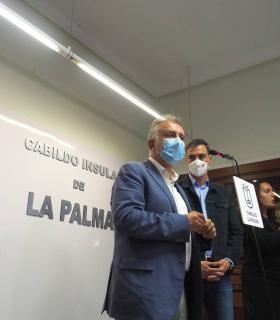 El presidente de Canarias anuncia que se ha evacuado a unas 5.000 personas y no se prevé desplazar a nadie más mientras las coladas de lava se dirijan hacia el mar · foto 3