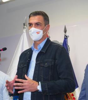 El presidente de Canarias anuncia que se ha evacuado a unas 5.000 personas y no se prevé desplazar a nadie más mientras las coladas de lava se dirijan hacia el mar · foto 1