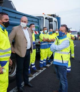 El Cabildo de Tenerife envía a La Palma barredoras y camiones de carga para colaborar en la limpieza de carreteras · foto 2