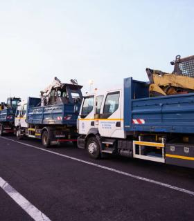 El Cabildo de Tenerife envía a La Palma barredoras y camiones de carga para colaborar en la limpieza de carreteras · foto 4