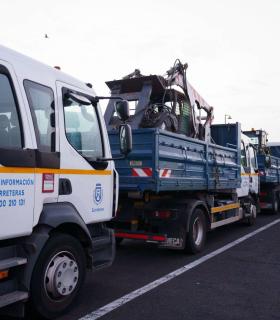 El Cabildo de Tenerife envía a La Palma barredoras y camiones de carga para colaborar en la limpieza de carreteras · foto 3