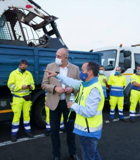 El Cabildo de Tenerife envía a La Palma barredoras y camiones de carga para colaborar en la limpieza de carreteras · foto 1