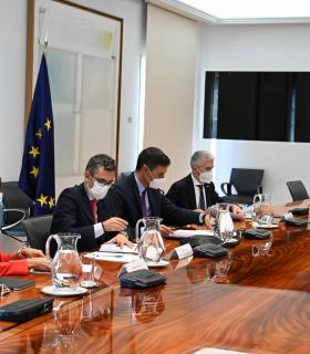 Torres y Sánchez presiden la reunión preparatoria de la Comisión Mixta que afrontará la crisis volcánica de La Palma y las actuaciones de ayuda y recuperación · foto 1