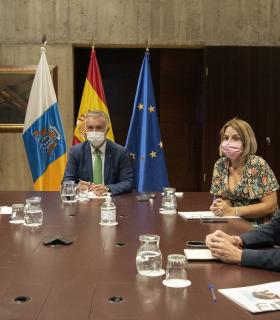 Torres y Sánchez presiden la reunión preparatoria de la Comisión Mixta que afrontará la crisis volcánica de La Palma y las actuaciones de ayuda y recuperación · foto 2