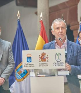 Torres subraya que el Gobierno de Canarias ya ha destinado 40 millones de euros a atender la emergencia por el volcán de La Palma · foto 5