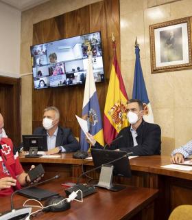 Torres anuncia la próxima adquisición de 44 viviendas más para los afectados por el volcán y recalca que ya se han aprobado 300 millones para paliar los daños · foto 1
