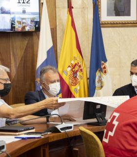Torres anuncia la próxima adquisición de 44 viviendas más para los afectados por el volcán y recalca que ya se han aprobado 300 millones para paliar los daños · foto 2