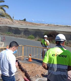 Héctor Suárez visita las obras de despliegue de fibra óptica en la urbanización Ojos de Garza · foto 1