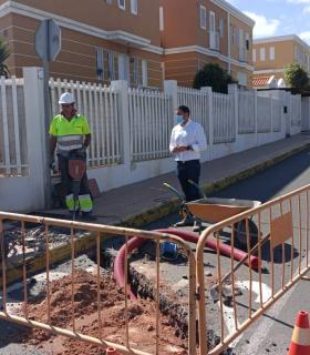 Héctor Suárez visita las obras de despliegue de fibra óptica en la urbanización Ojos de Garza · foto 2