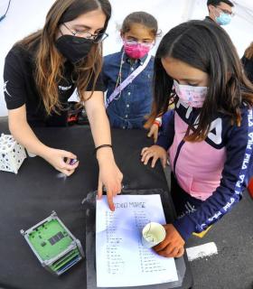 La XVIII Feria de la Ciencia y el VII el Paseo Canino, animaron este domingo el centro de La Orotava · foto 17