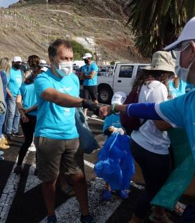 Santa Cruz de Tenerife: casi 100 voluntarios recogen residuos en la playa de Las Teresitas · foto 3