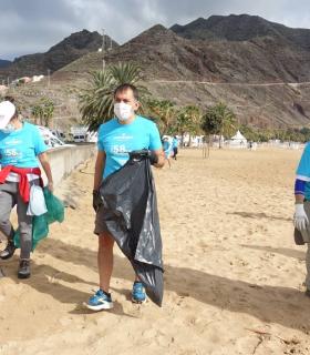Santa Cruz de Tenerife: casi 100 voluntarios recogen residuos en la playa de Las Teresitas · foto 1