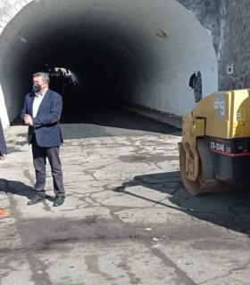 El Ayuntamiento de Tacoronte asfalta los aparcamientos de Mesa del Mar y el túnel de acceso a la playa de La Arena · foto 1