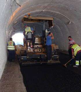 El Ayuntamiento de Tacoronte asfalta los aparcamientos de Mesa del Mar y el túnel de acceso a la playa de La Arena · foto 4
