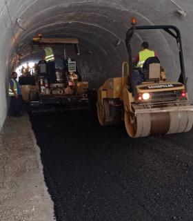 El Ayuntamiento de Tacoronte asfalta los aparcamientos de Mesa del Mar y el túnel de acceso a la playa de La Arena · foto 5