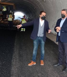 El Ayuntamiento de Tacoronte asfalta los aparcamientos de Mesa del Mar y el túnel de acceso a la playa de La Arena · foto 6