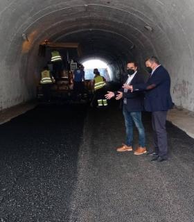 El Ayuntamiento de Tacoronte asfalta los aparcamientos de Mesa del Mar y el túnel de acceso a la playa de La Arena · foto 2