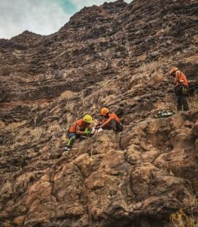Bomberos de Tenerife rescata a una senderista en los acantilados de Los Gigantes · foto 3