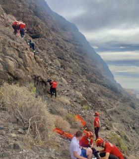 Bomberos de Tenerife rescata a una senderista en los acantilados de Los Gigantes · foto 2