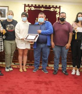 Reconocimiento del Ayuntamiento de Antigua al equipo femenino de Padel Fran y Chemi · foto 2