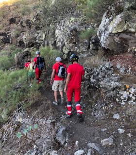 Bomberos de Tenerife rescata a un senderista en la montaña de Ifonche · foto 1