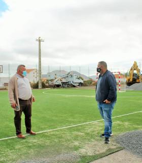 Campo de fútbol con césped artificial, mejora de accesos y nuevas luminarias en Triquivijate · foto 1