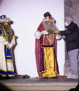El alcalde de Adeje entrega las llaves del municipio para que SS.MM. los Reyes Magos entreguen los presentes · foto 4