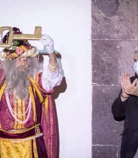 El alcalde de Adeje entrega las llaves del municipio para que SS.MM. los Reyes Magos entreguen los presentes · foto 6
