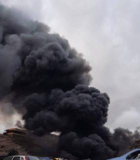 Bomberos de Tenerife extingue un incendio en un desguace del sur de Tenerife · foto 1