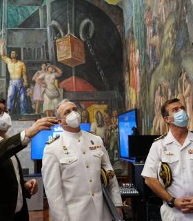 El Cabildo de Tenerife recibe al capitán de la fragata Santa María, que se halla en escala en el Puerto de Santa Cruz de Tenerife · foto 1
