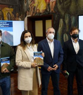 El Cabildo de Tenerife edita un libro que repasa diez años de investigación científica en el Teide · foto 1
