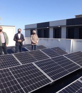 El Ayuntamiento de Tacoronte inicia la instalación en todos los edificios públicos del abastecimiento de electricidad con placas solares · foto 2