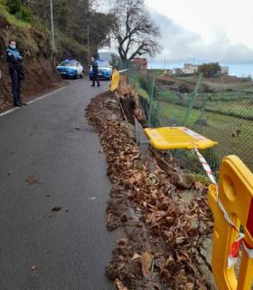 Los Realejos: las lluvias del fin de semana provocan dos derrumbes en la Calle Hoya de Pablo y el consiguiente corte al tráfico · foto 1