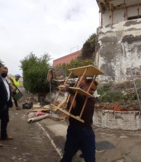 El Ayuntamiento de Tacoronte ha iniciado los trabajos de demolición de una casa en ruinas que representaba un riesgo en núcleo de El Pris · foto 5