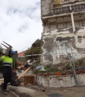 El Ayuntamiento de Tacoronte ha iniciado los trabajos de demolición de una casa en ruinas que representaba un riesgo en núcleo de El Pris · foto 3