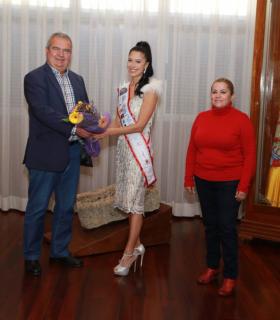 El ayuntamiento recibe a la sanmiguelera Noelia Delgado, candidata a Mrs Universe · foto 2