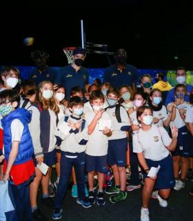 Los jugadores del Club Baloncesto Gran Canaria disfrutan de una visita al acuario Poema del Mar · foto 4