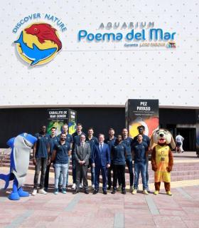Los jugadores del Club Baloncesto Gran Canaria disfrutan de una visita al acuario Poema del Mar · foto 2