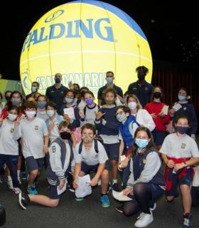 Los jugadores del Club Baloncesto Gran Canaria disfrutan de una visita al acuario Poema del Mar · foto 1