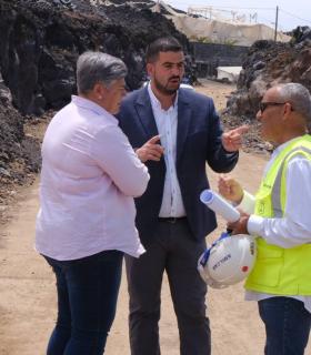 El Cabildo de La Palma desbloquea el Camino de La Aldea para dar acceso a las familias y agricultores aislados por las coladas · foto 1