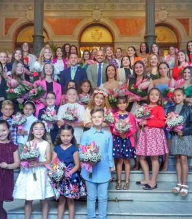 El alcalde recibe en el Ayuntamiento de Santa Cruz de Tenerife a las aspirantes a Reina de las Fiestas de Mayo · foto 1