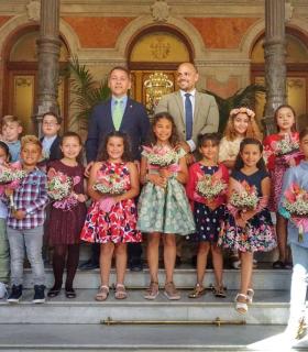 El alcalde recibe en el Ayuntamiento de Santa Cruz de Tenerife a las aspirantes a Reina de las Fiestas de Mayo · foto 2