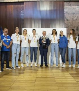 El presidente de Canarias felicita al equipo de voleibol femenino CV Haris por su campeonato de Superliga 1 · foto 2