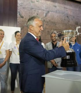 El presidente de Canarias felicita al equipo de voleibol femenino CV Haris por su campeonato de Superliga 1 · foto 1