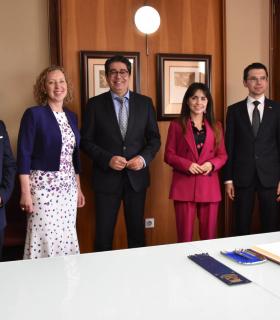 El Cabildo de Tenerife recibe la visita de la Embajadora de Lituania en España · foto 2